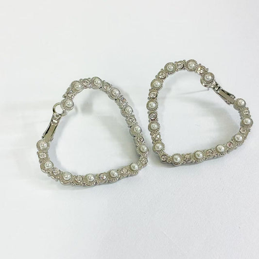 Orecchini Cerchi Romantici con Perle – Eleganza Scultorea e Delicata