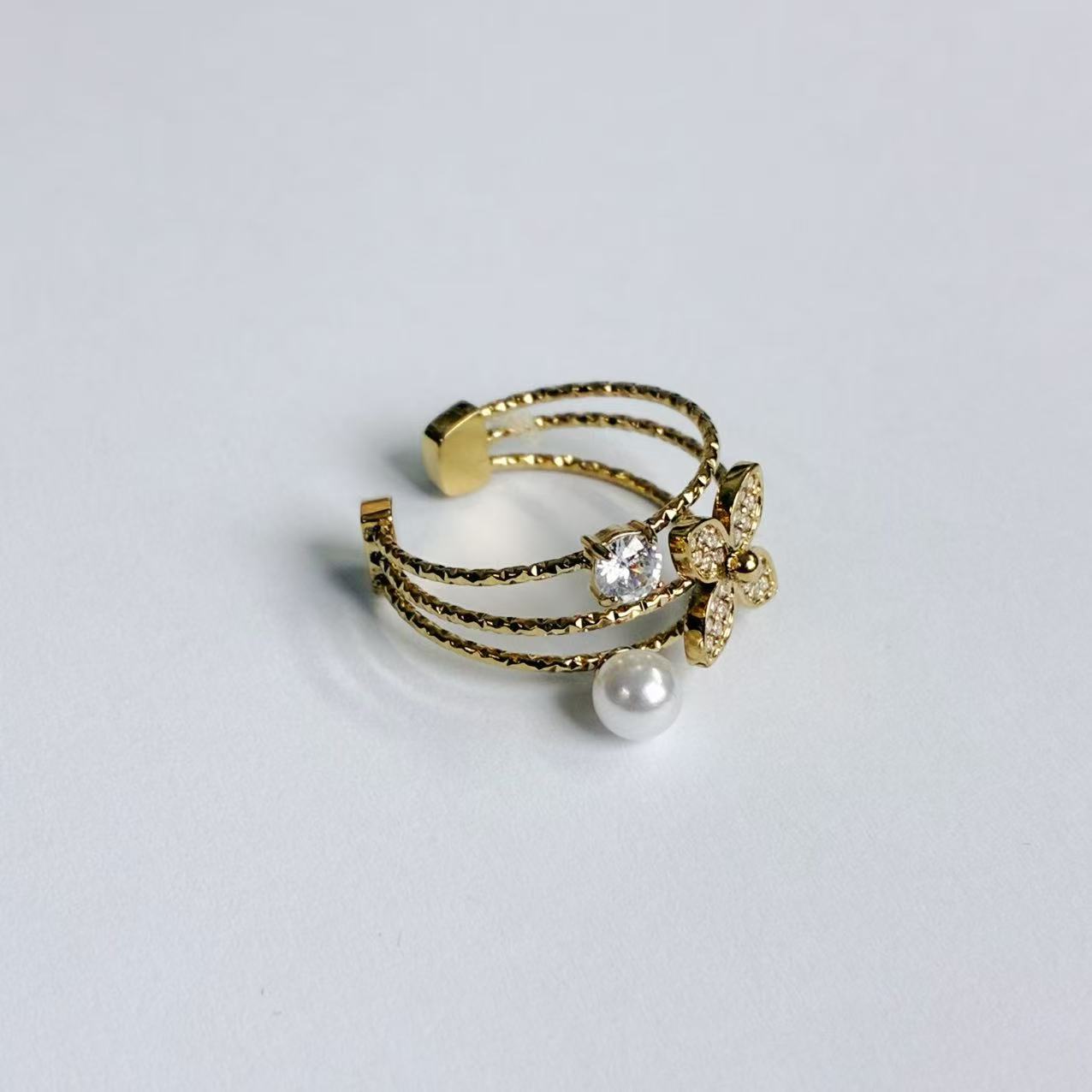 Anello Triplo con Fiore Pavé, Perla e Zircone – Acciaio Inossidabile