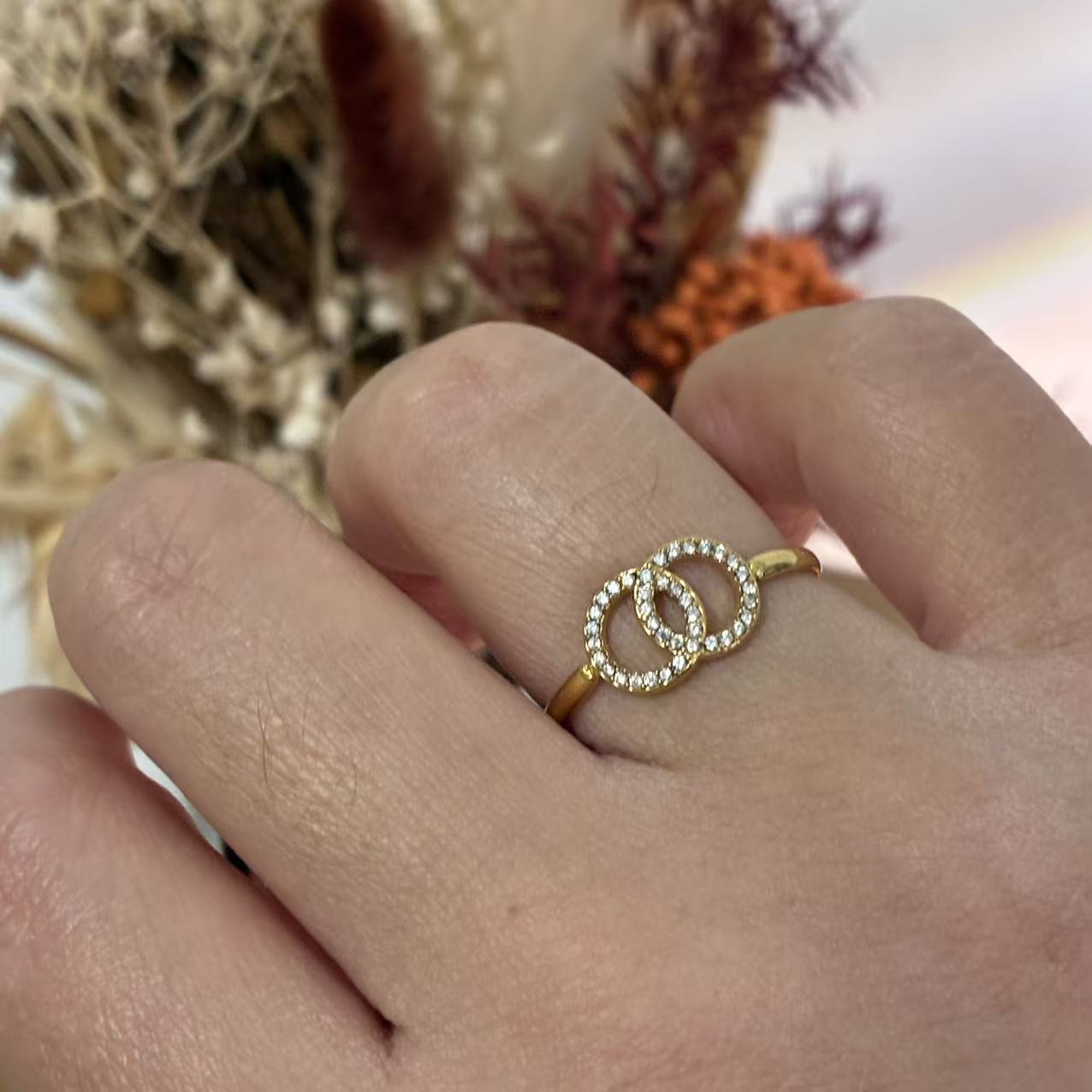 Anello Gold con Cerchi Intrecciati e Zirconi