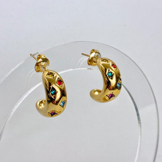 Orecchini “Colori Incisi” – Cerchi Dorati con Gemme Multitonali dal Fascino Artistico