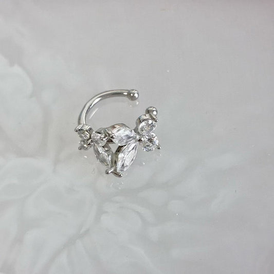 Ear cuff “Petalo” – La delicatezza che brilla