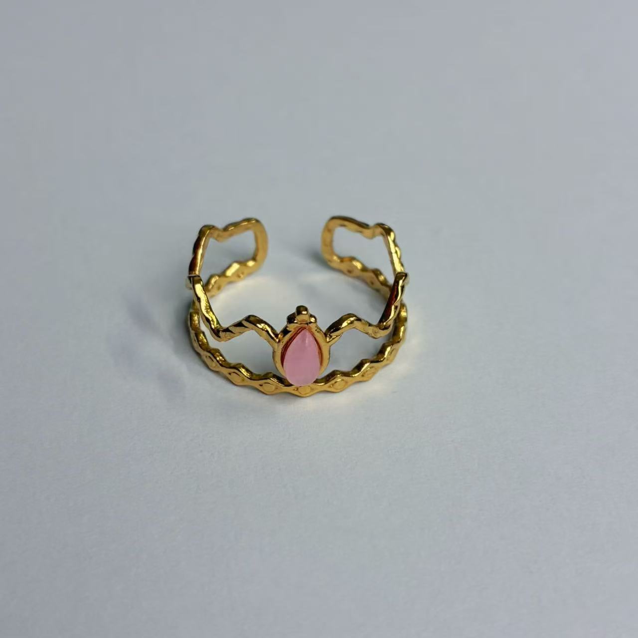 Anello Corona con Pietra Rosa – Regolabile e Romantico