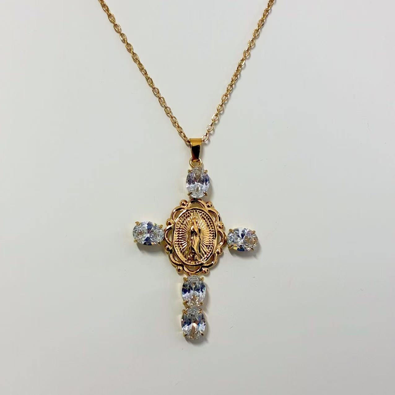 Collana Croce con Cristalli & Medaglia – Eleganza Iconica e Brillantezza Sacra