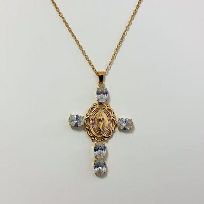 Collana Croce con Cristalli & Medaglia – Eleganza Iconica e Brillantezza Sacra