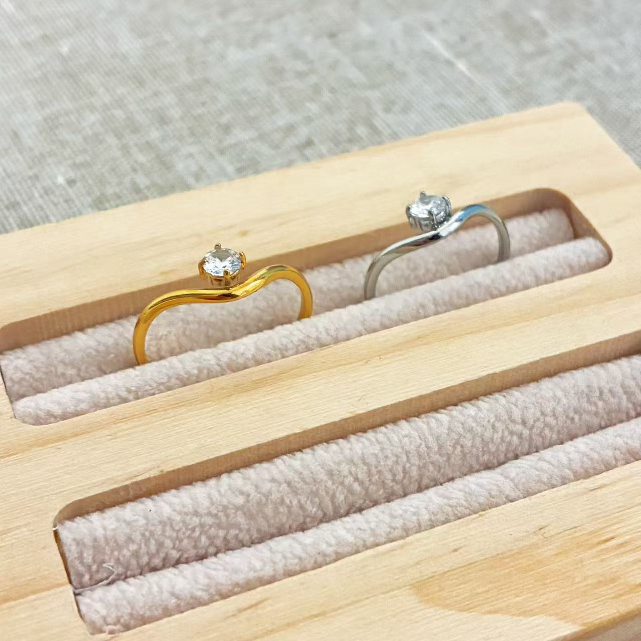 Anello Solitario Curvo – Design Minimal Ondulato