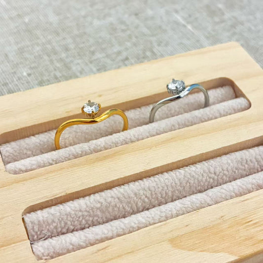 Anello Solitario Curvo – Design Minimal Ondulato