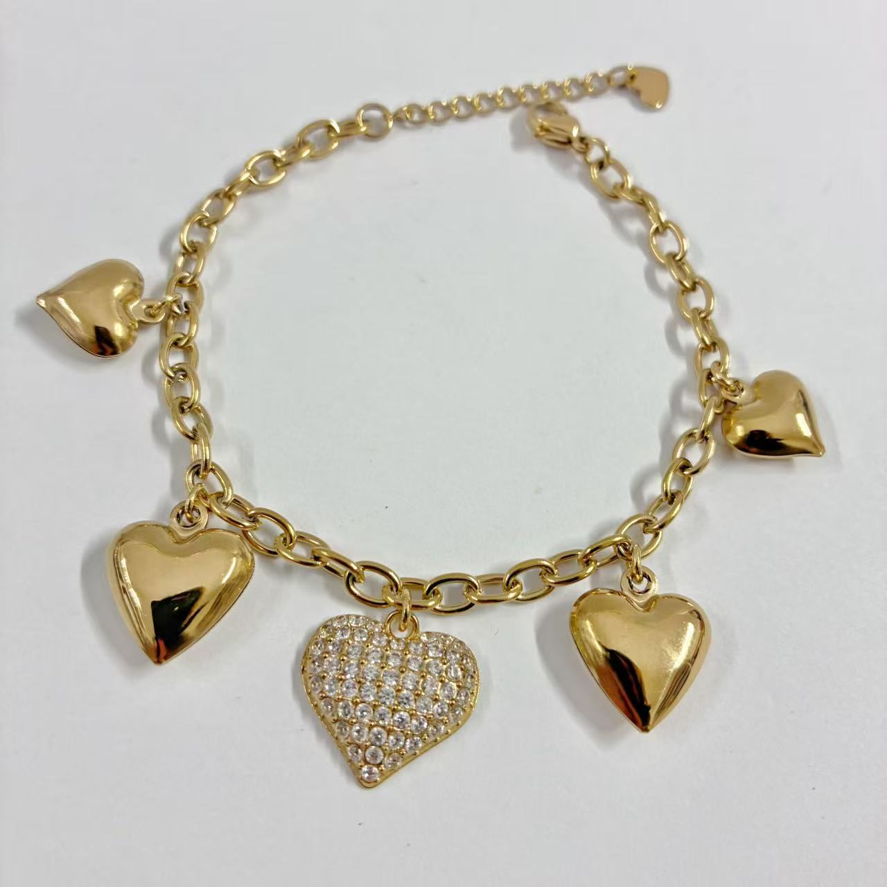 Bracciale “Charms di Cuore” – Romantico, Brillante, Inconfondibile