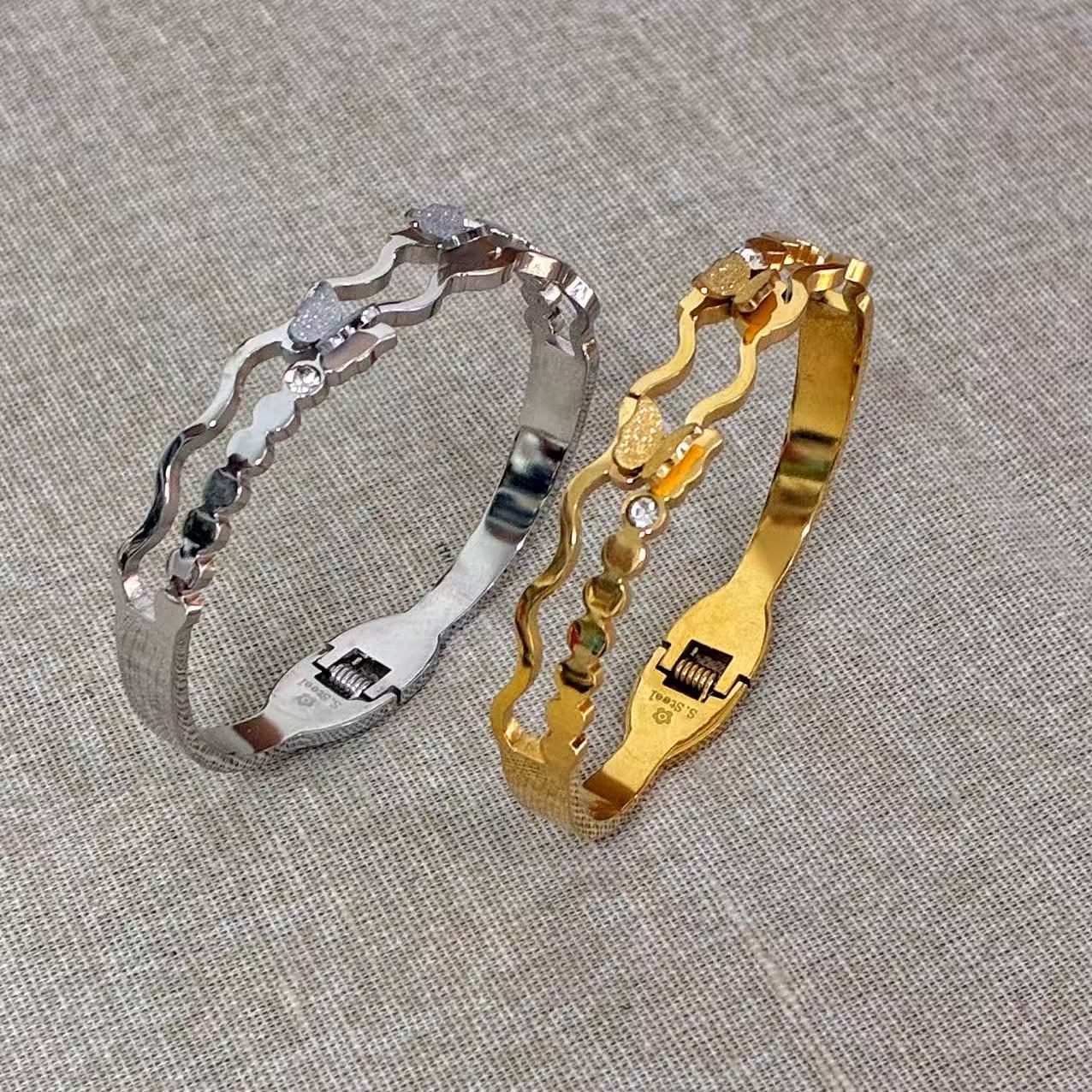 Bracciale rigido farfalle con la chiusura a molla