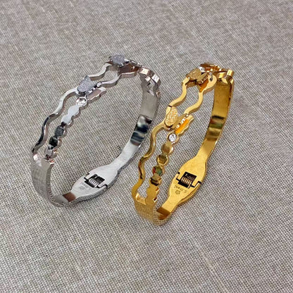 Bracciale rigido farfalle con la chiusura a molla