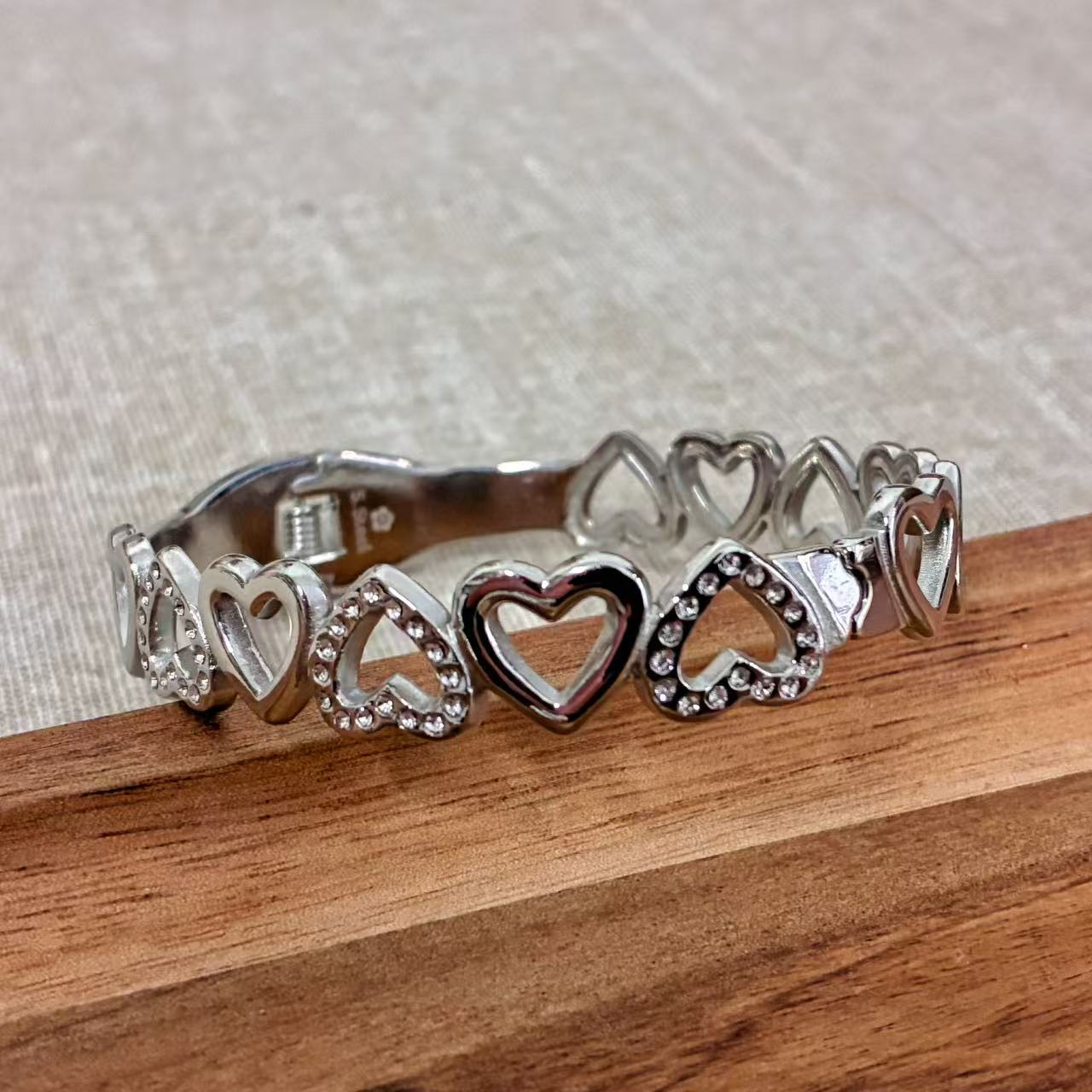 Bracciale rigido cuori con la chiusura a molla