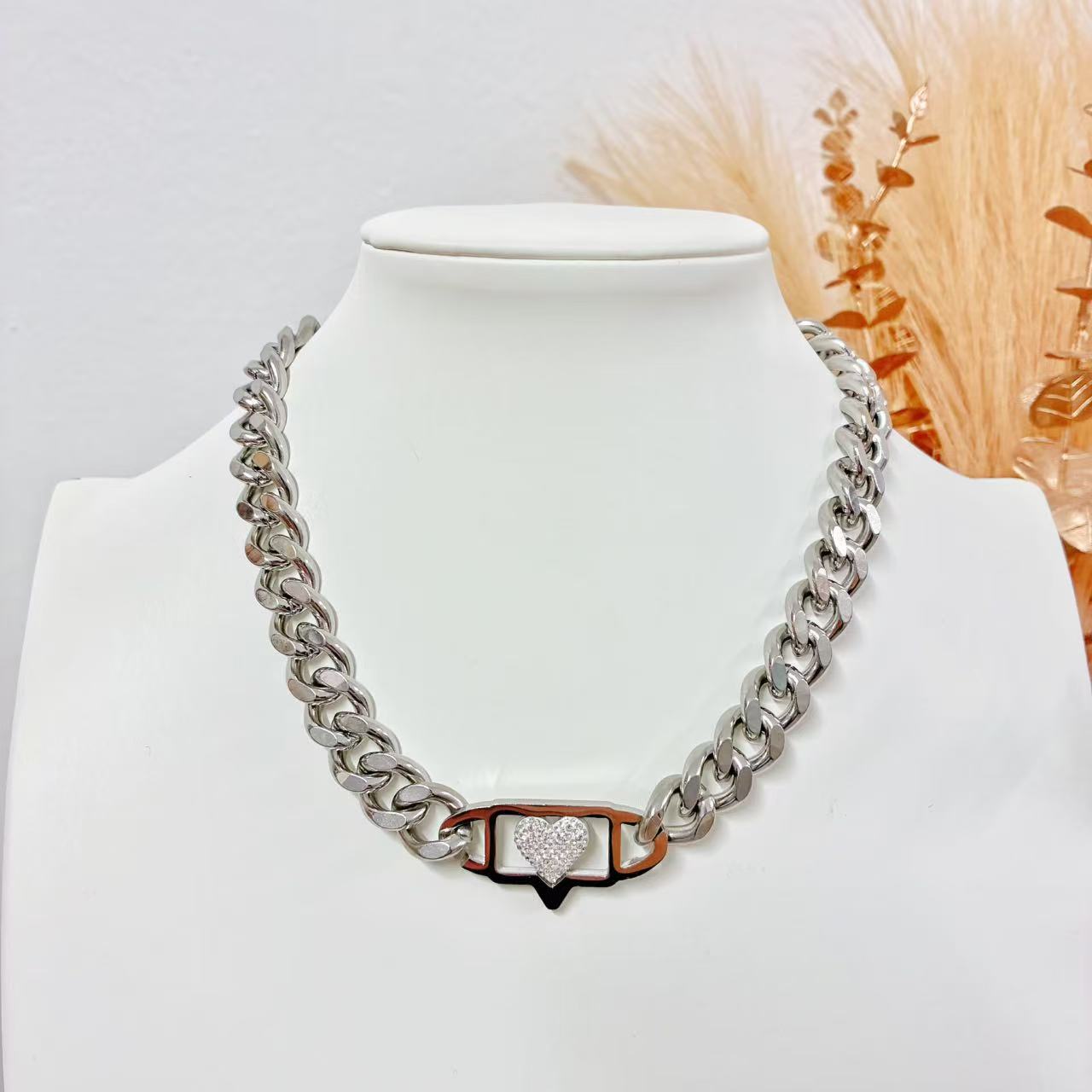 Collana “Icona Urban Love” – Catena Decisa con Dettaglio a Cuore