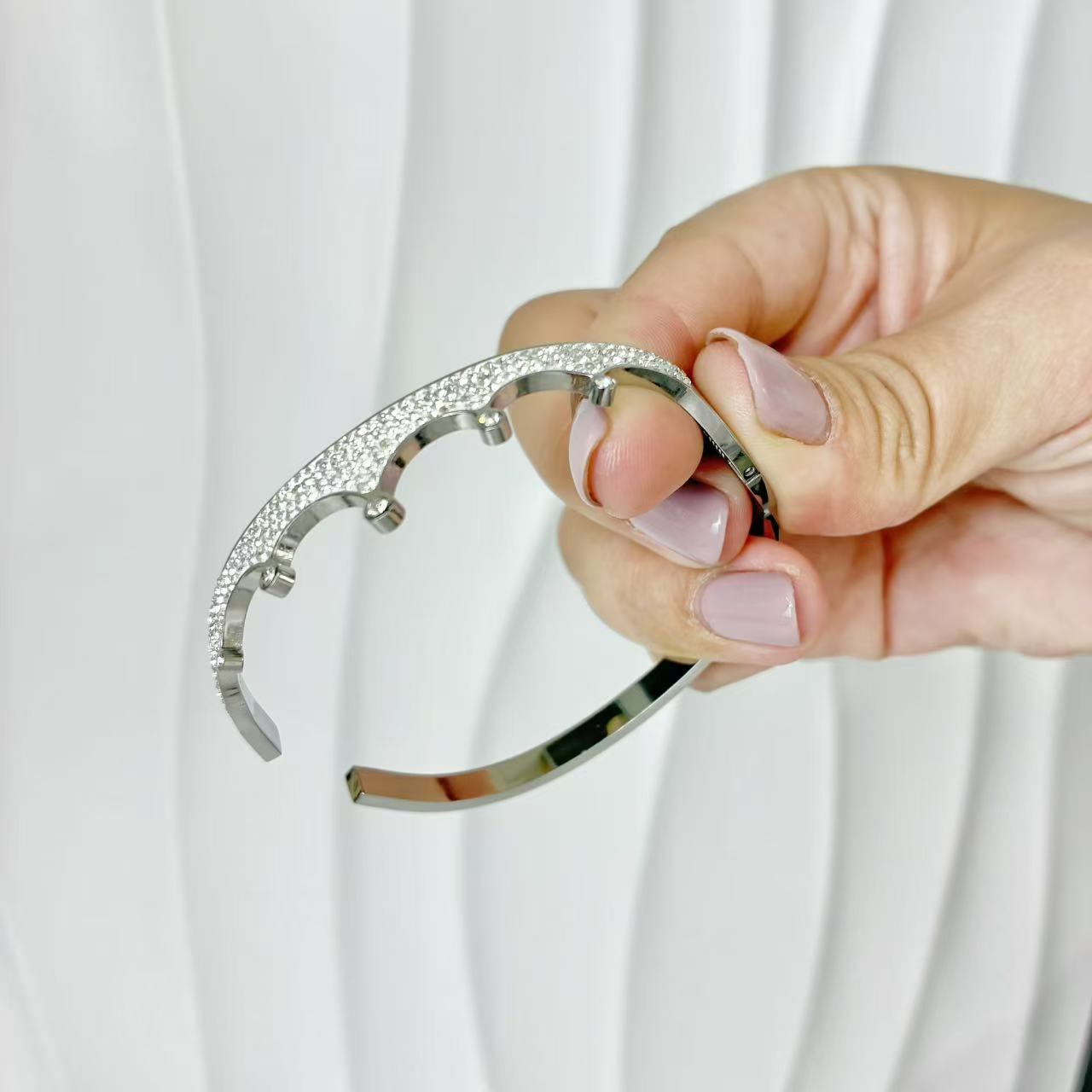 (B140)Bracciale rigido corona pave’ con molla in acciaio inox