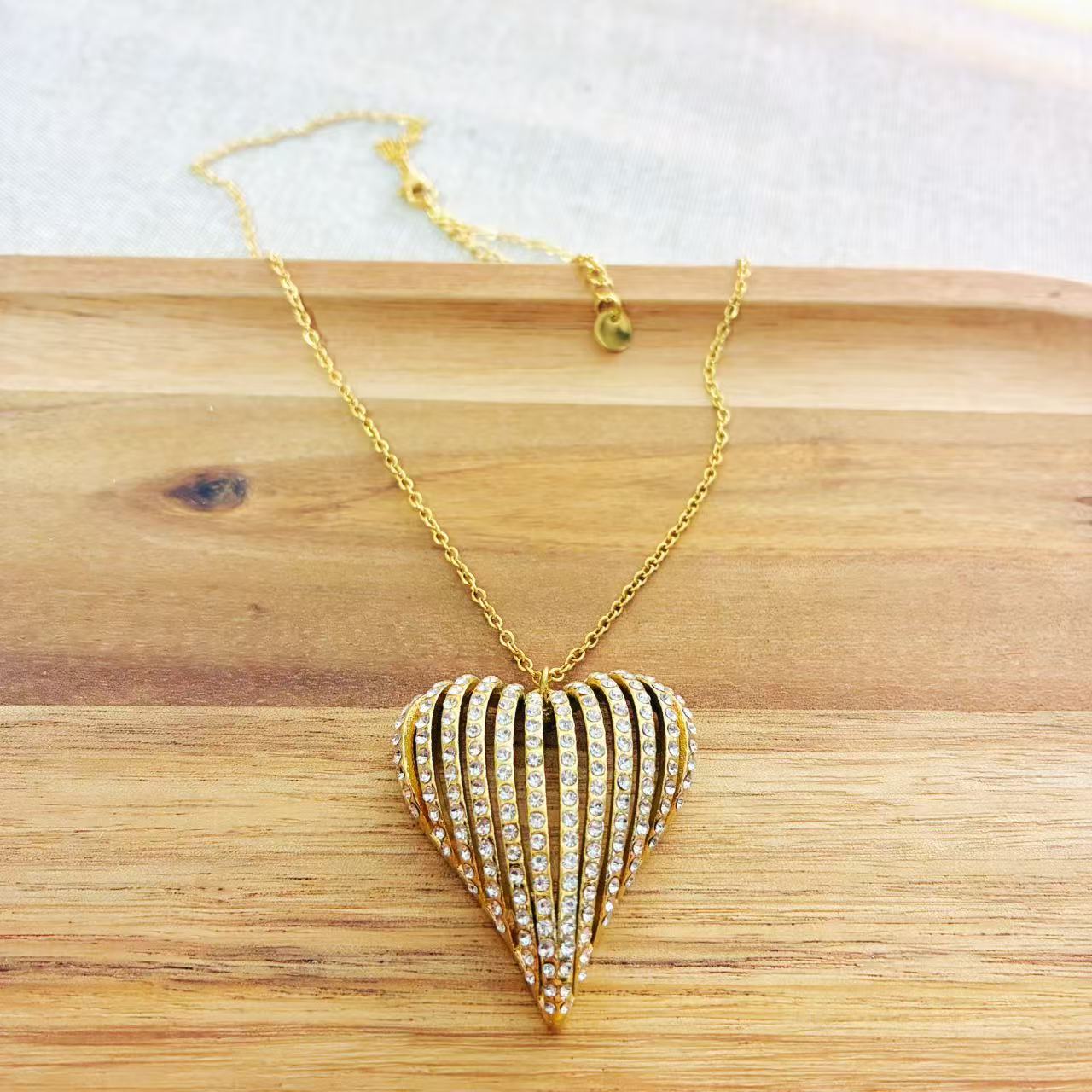 Collana “Cuore Aereo” – Eleganza e Luce in Movimento