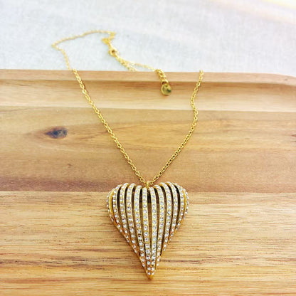 Collana “Cuore Aereo” – Eleganza e Luce in Movimento