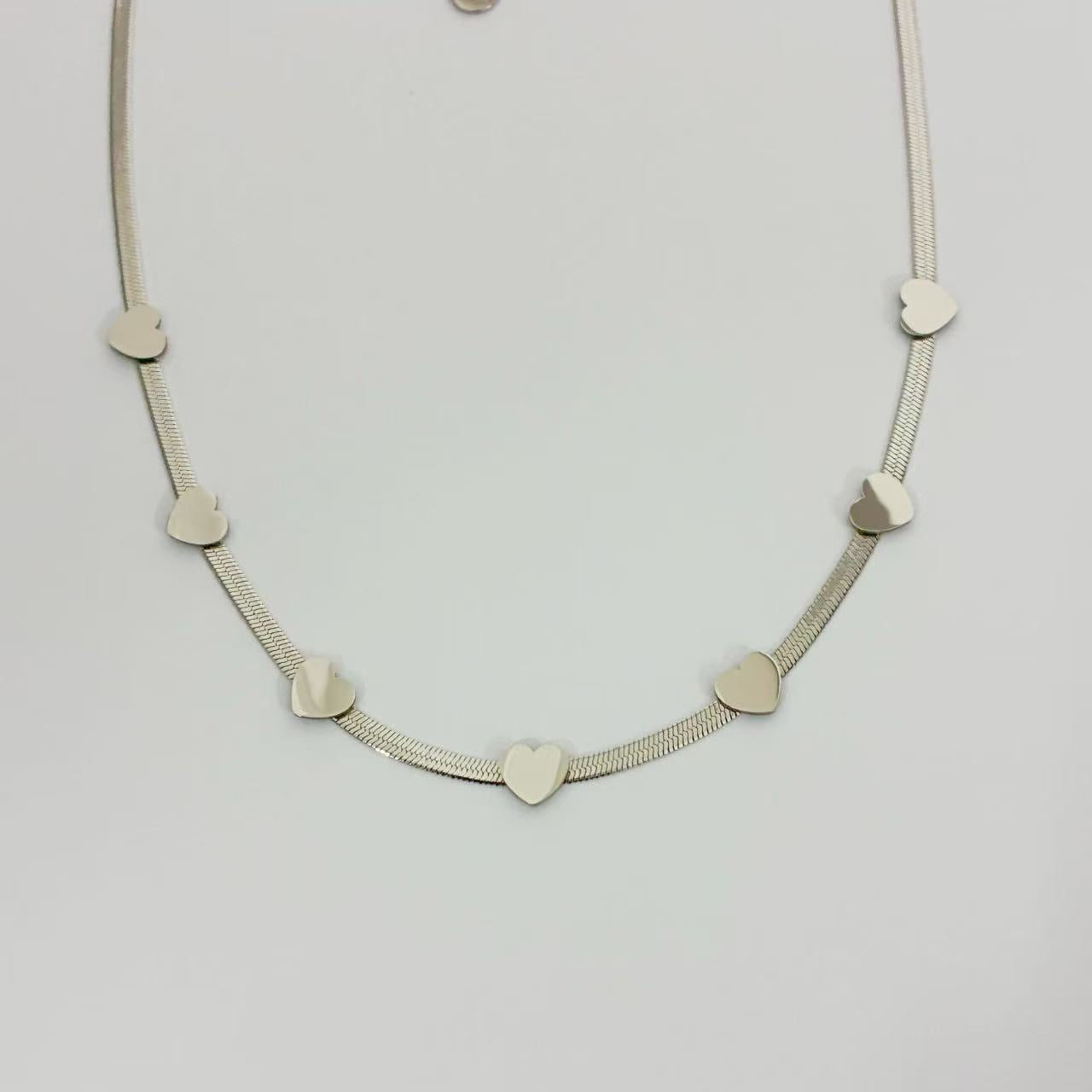 Collana Cuore Minimal in Acciaio Dorato – Eleganza Quotidiana con un Tocco Romantico