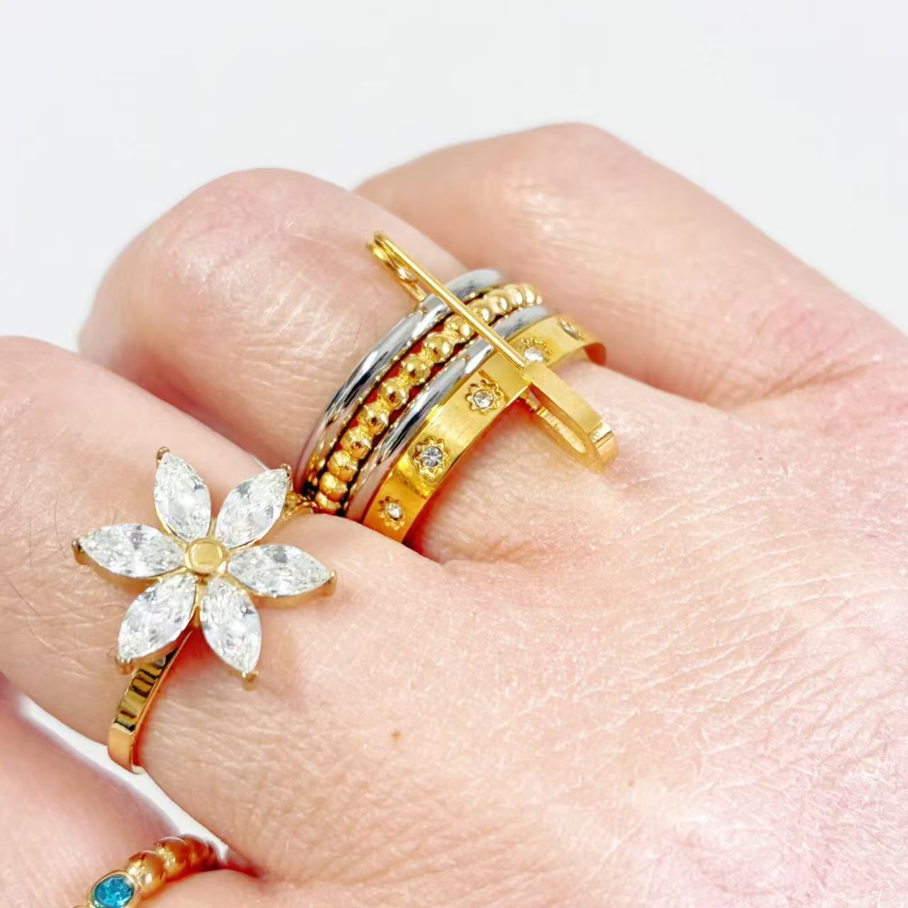 Anello Multi-Strato con Spilla – Stile Unico e Grintoso