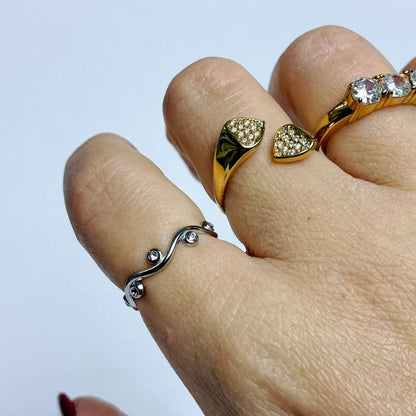 Anello “Onde Preziose” – Movimento Leggero e Brillantezza Discreta