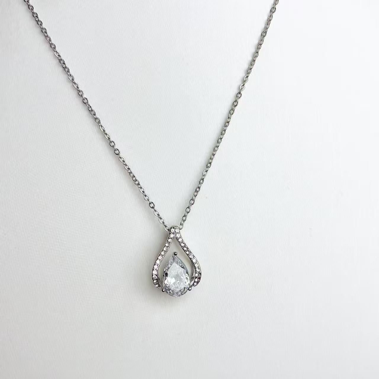 Collana “Goccia di Luce” – Eleganza Sobria e Brillantezza Moderna