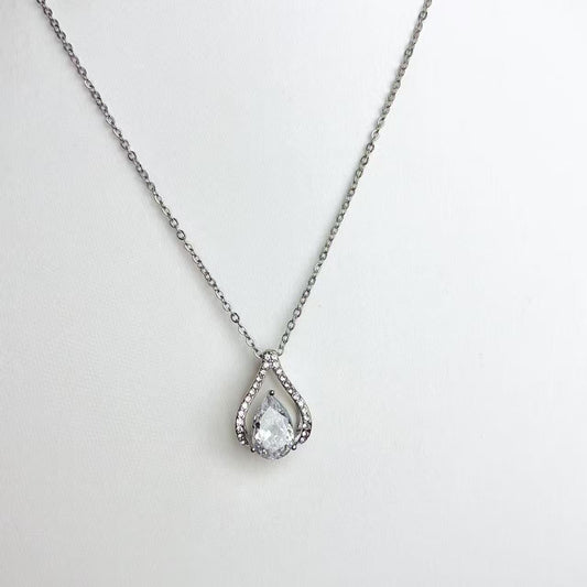 Collana “Goccia di Luce” – Eleganza Sobria e Brillantezza Moderna