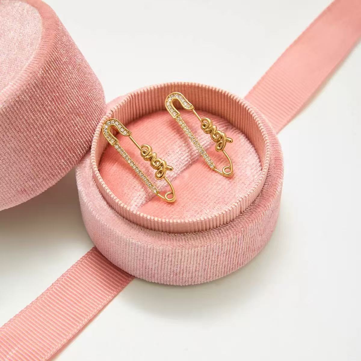 Orecchini Spilla con Dettagli Ornamentali — Design Audace e Brillantezza Creativa