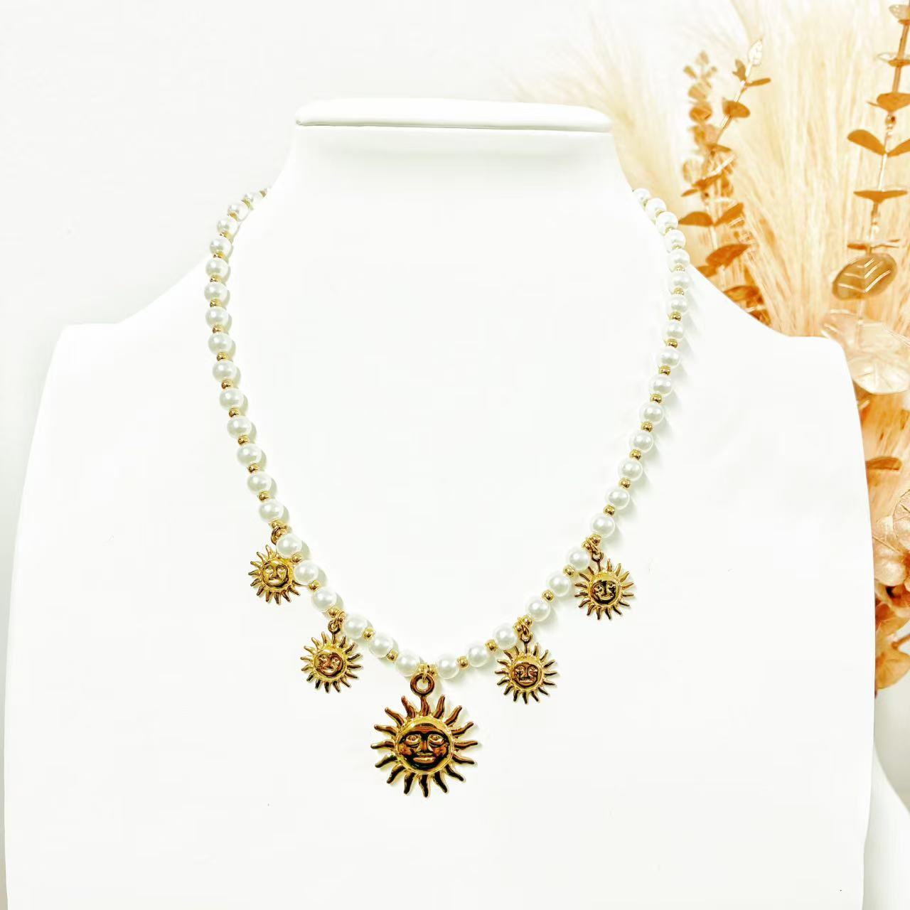 Collana “Perle Solari” – Charms Luminosi su una Base Classica