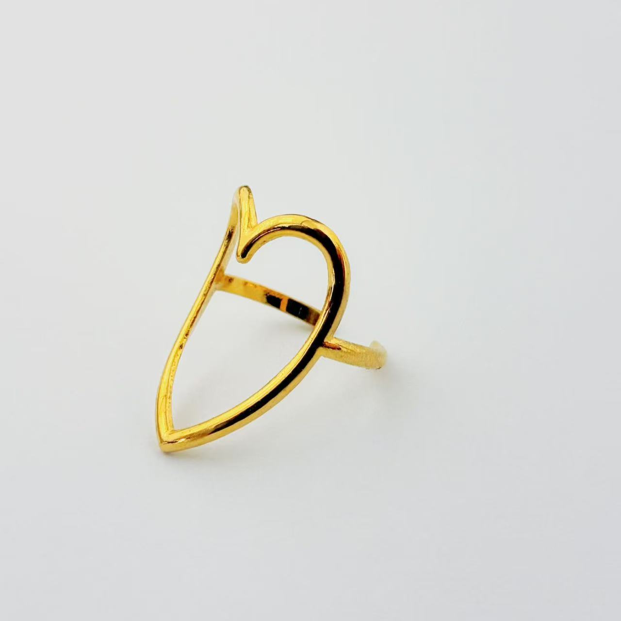 Anello Cuore Contorno Aperto – Stile Leggero e Moderno