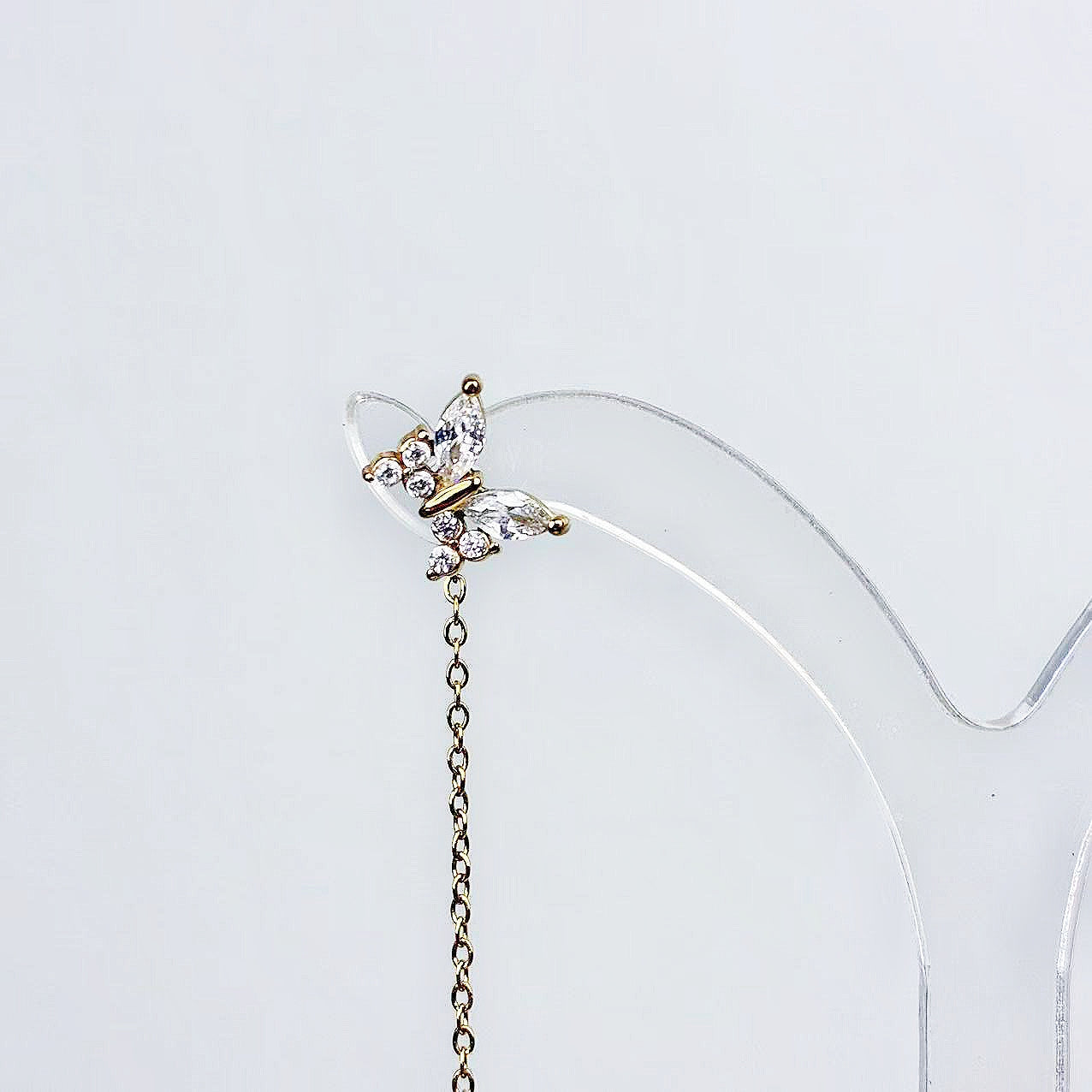 Orecchino “Ali Leggere” – Pendente Delicato dall’Eleganza Aerea