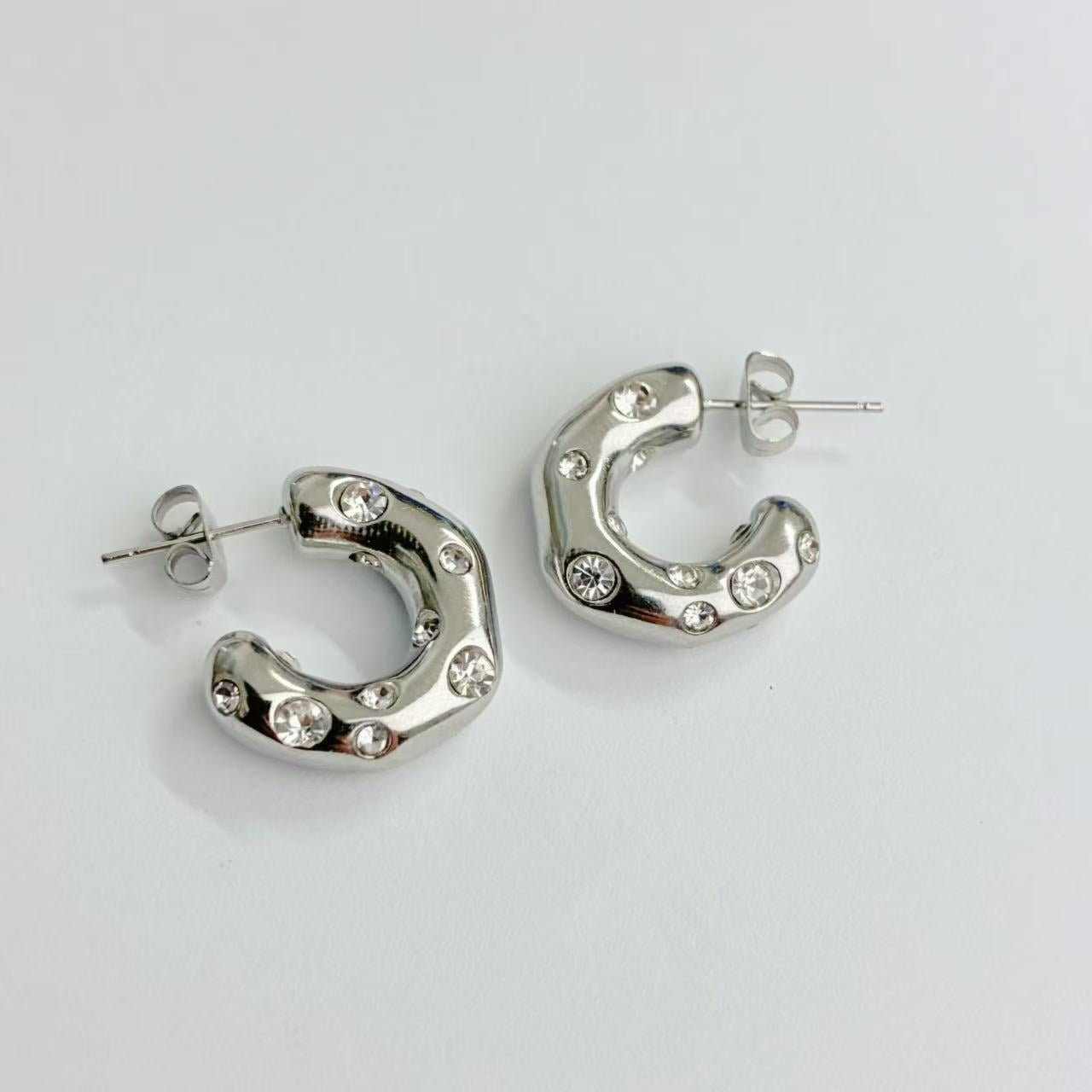 Orecchini “Luce Scultorea” – Mini Cerchi Argento con Cristalli Brillanti