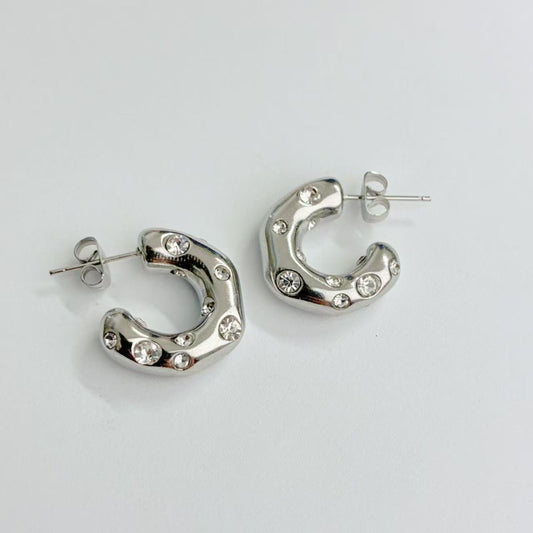 Orecchini “Luce Scultorea” – Mini Cerchi Argento con Cristalli Brillanti