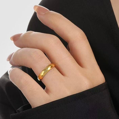 Anello “Superficie Incisa” – Fascia Decisa dal Gusto Moderno