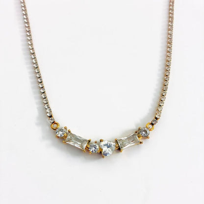 Collana Elegante con Cristalli Geometrici &amp; Filo Luminoso