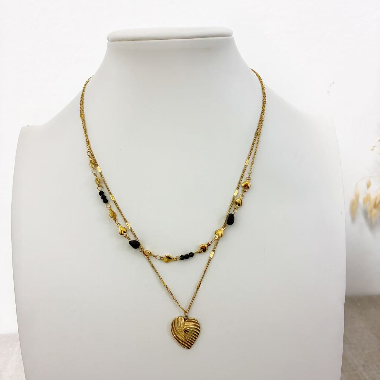 Collana Doppiostrato con Cuori & Dettagli Neri – Eleganza Dorata Moderna