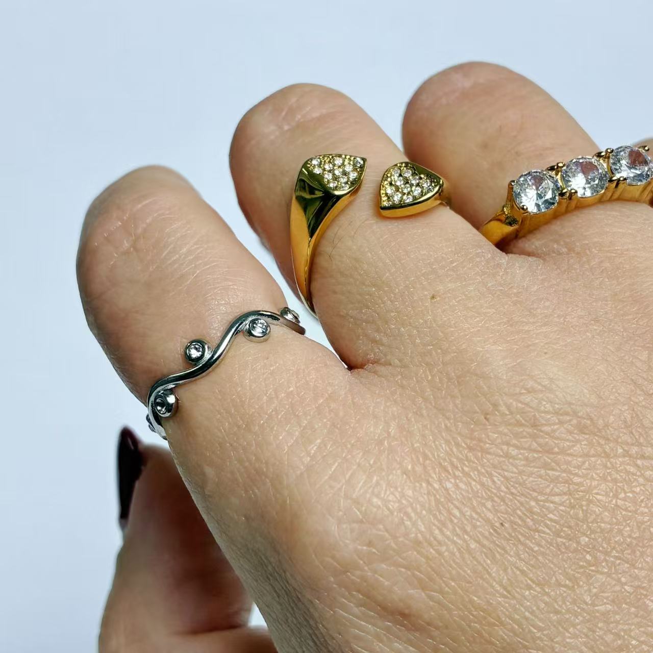 Anello “Onde Preziose” – Movimento Leggero e Brillantezza Discreta