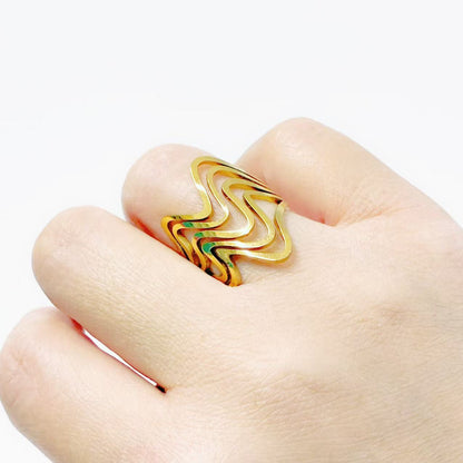 Anello Onde Intagliate – Linee Fluide
