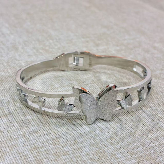 Bracciale rigido con farfalle con la chiusura a molla