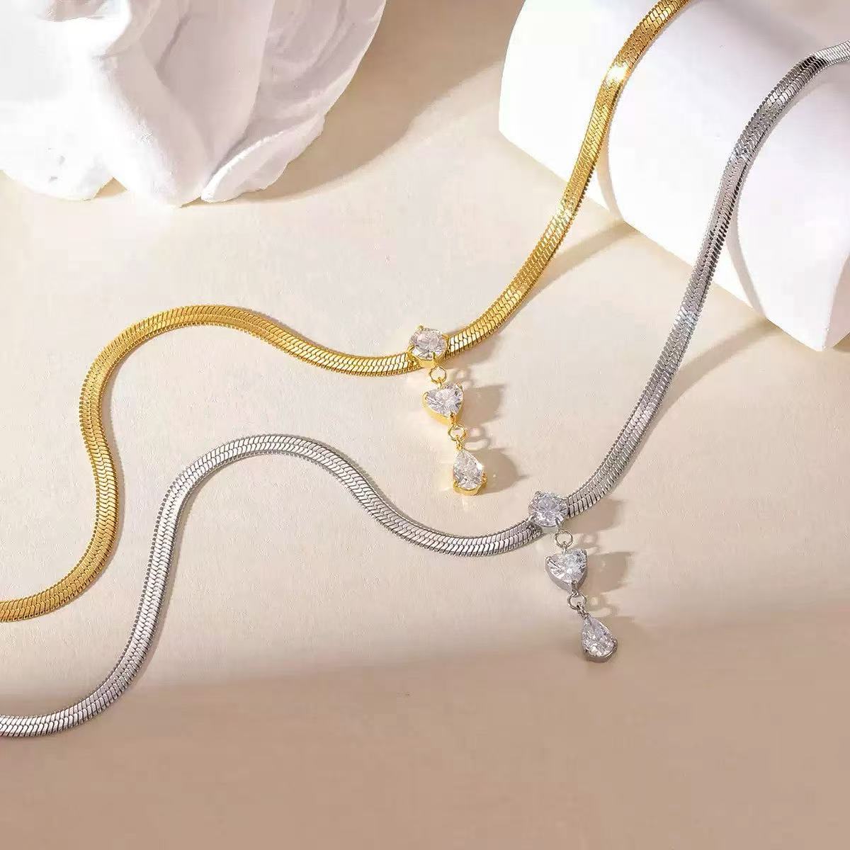 Collana "Serpente di Luce" – Girocollo con Pendente Trilogy