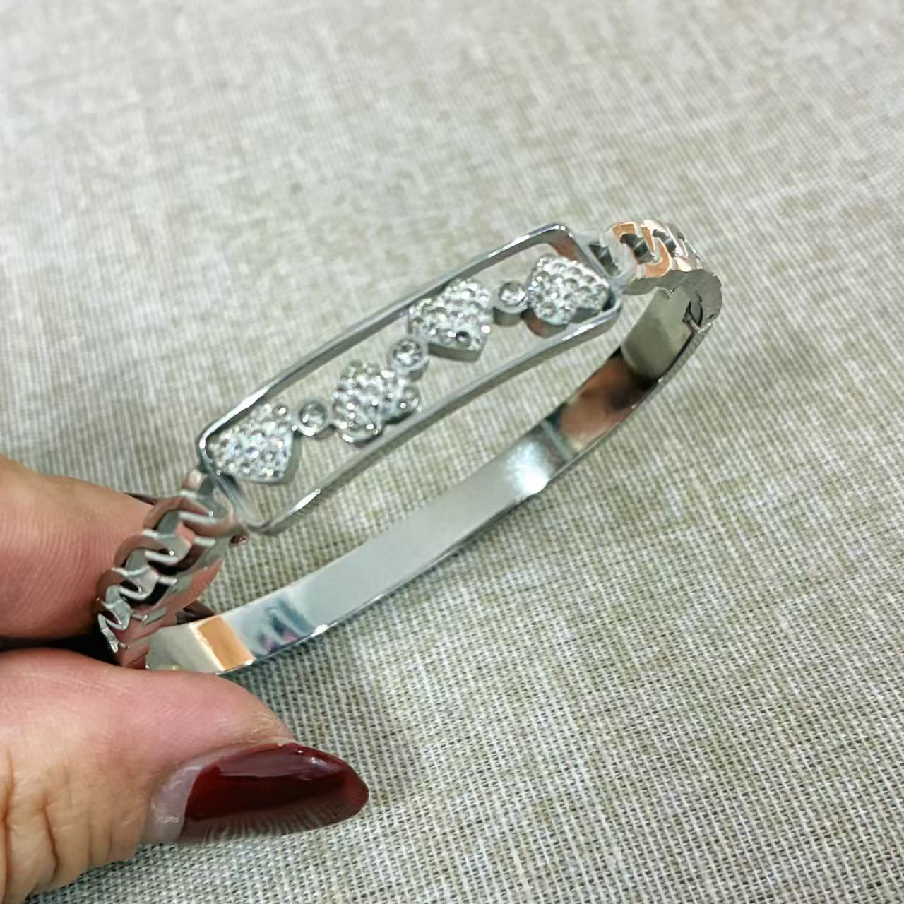 Bracciale rigido silver con cuori strass con la chiusura laterali