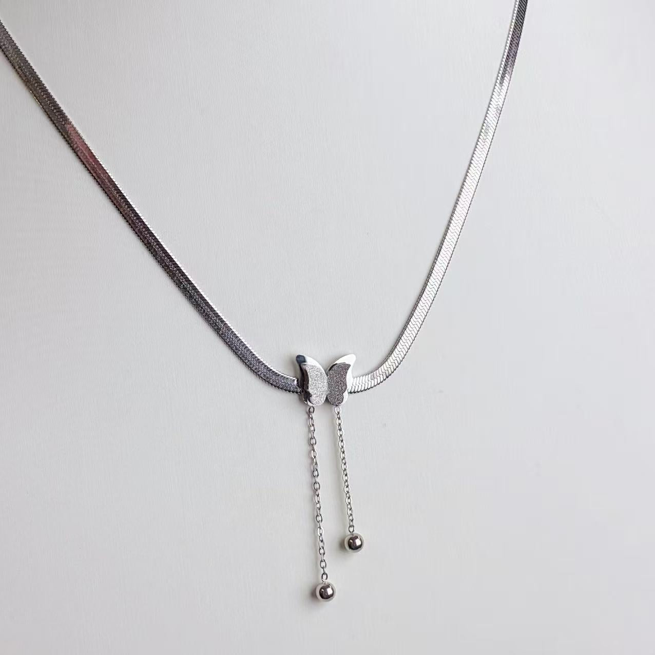 Collana “Ala d’Argento” – Delicatezza con Farfalla Pendente