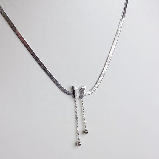 Collana “Ala d’Argento” – Delicatezza con Farfalla Pendente
