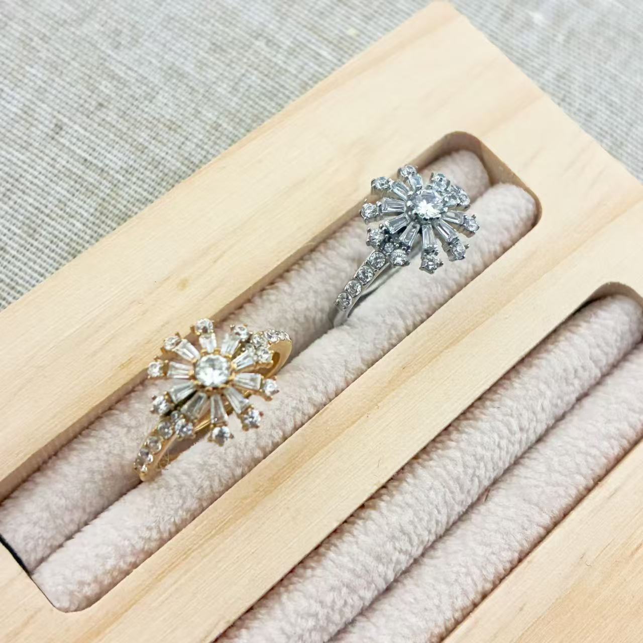 Anello a Fiore con Cristallo Centrale e Petali Luminosi