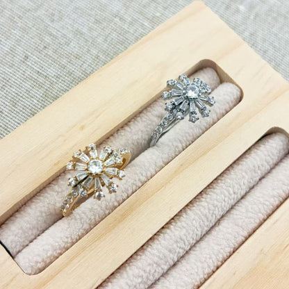 Anello a Fiore con Cristallo Centrale e Petali Luminosi