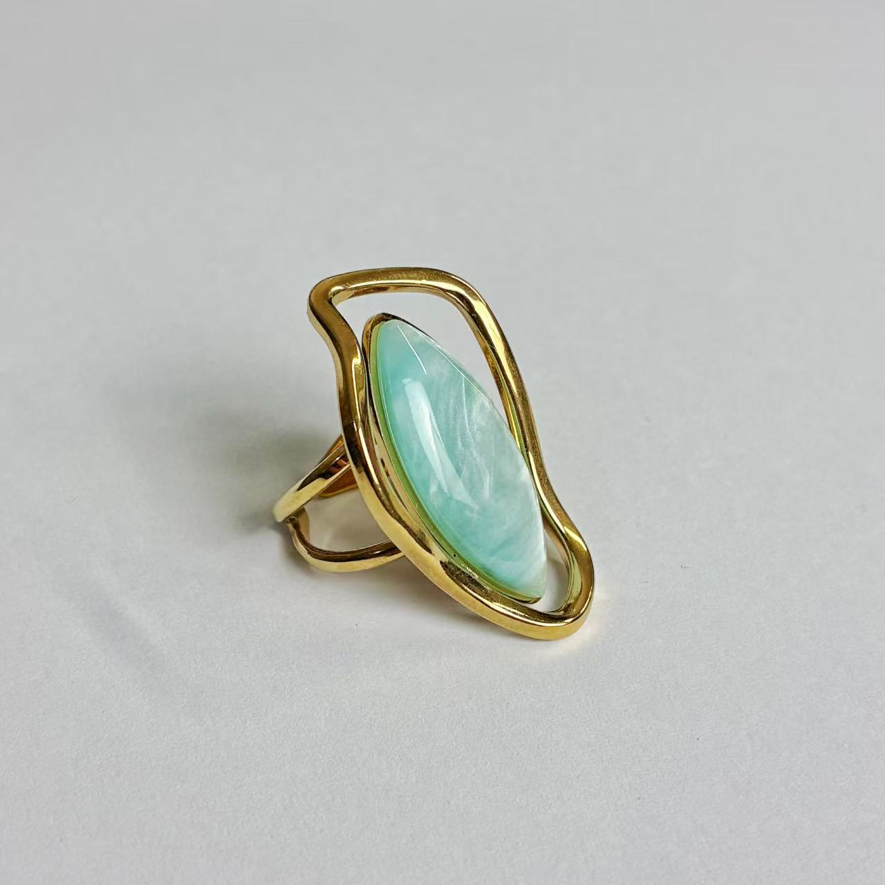 Anello con Pietra Celeste Ovale – Acciaio Inossidabile Oro