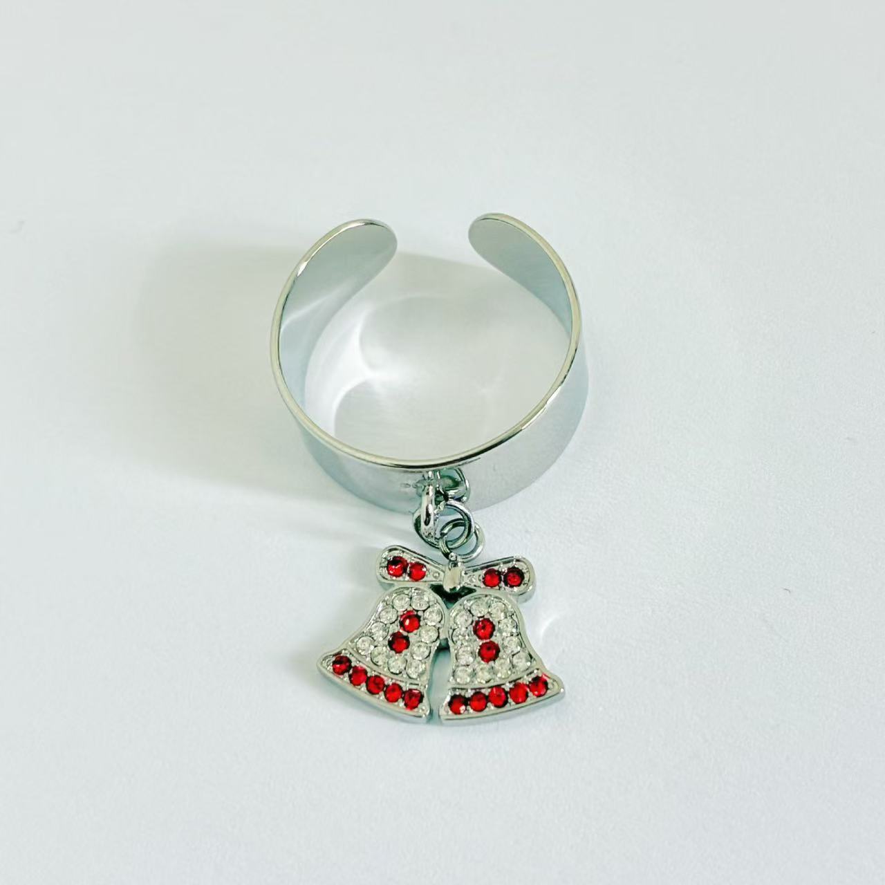 Anello Regolabile con Ciondolo Campanelli – Dettaglio Festivo Luminoso