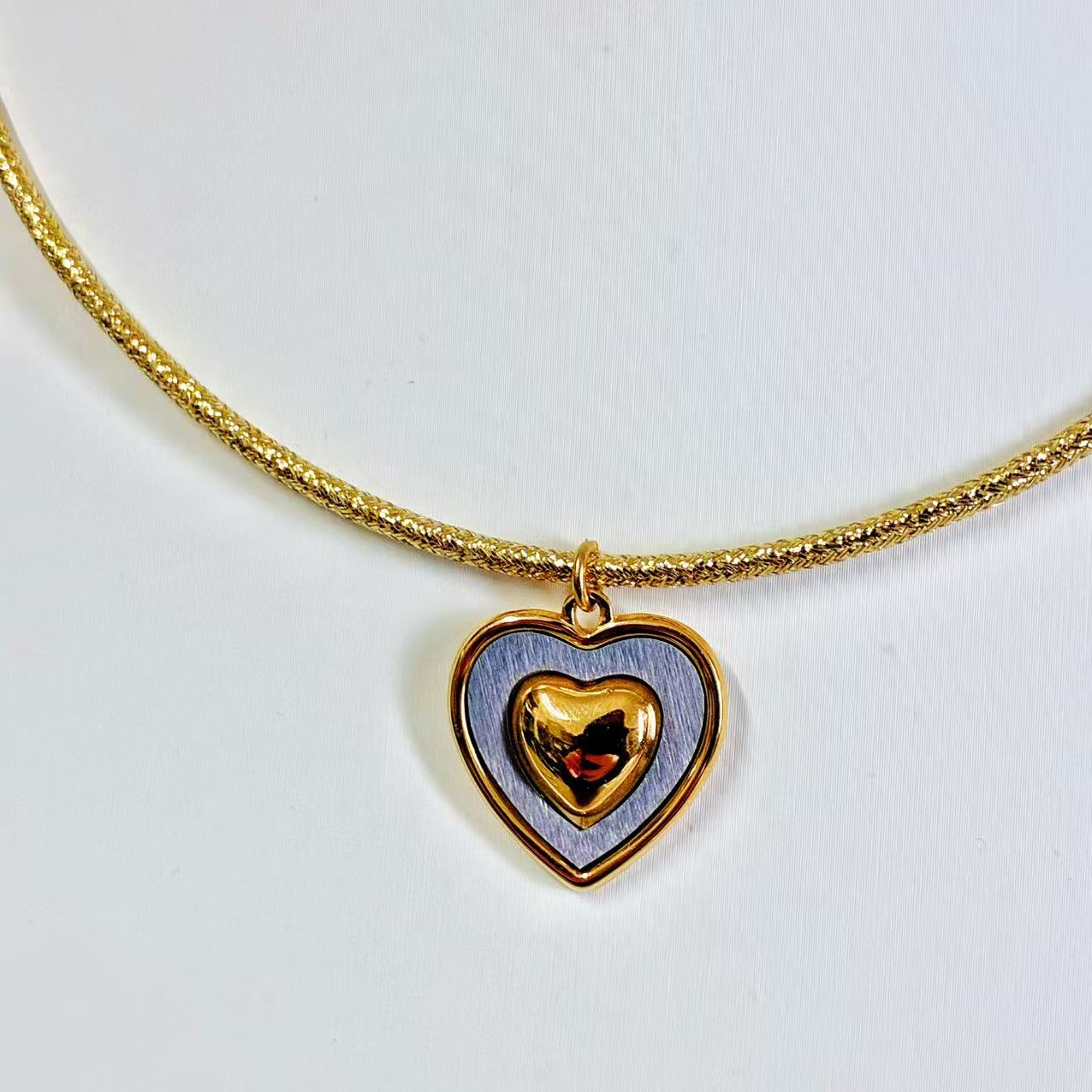 Collana Magnetica con Cuore Bicolore – Connessione, Stile e Armonia