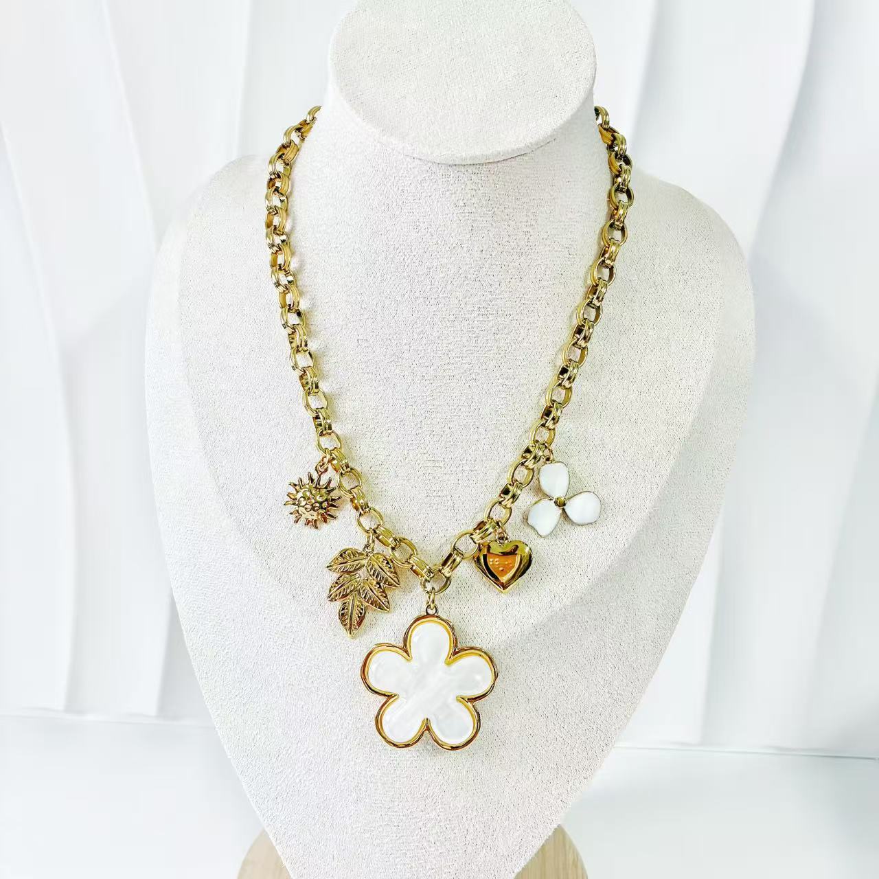 (C269)Collana con 5 petali in acciaio inox