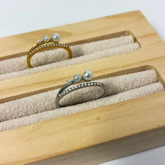 Anello con Perle Asimmetriche – Eleganza Moderna & Delicata