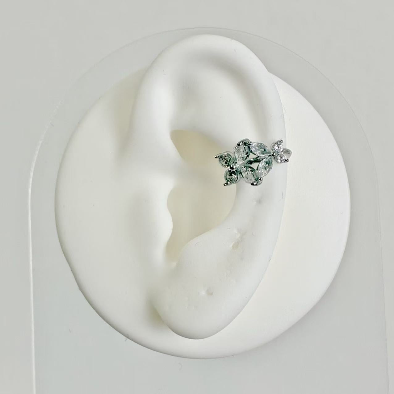 Ear cuff “Petalo” – La delicatezza che brilla