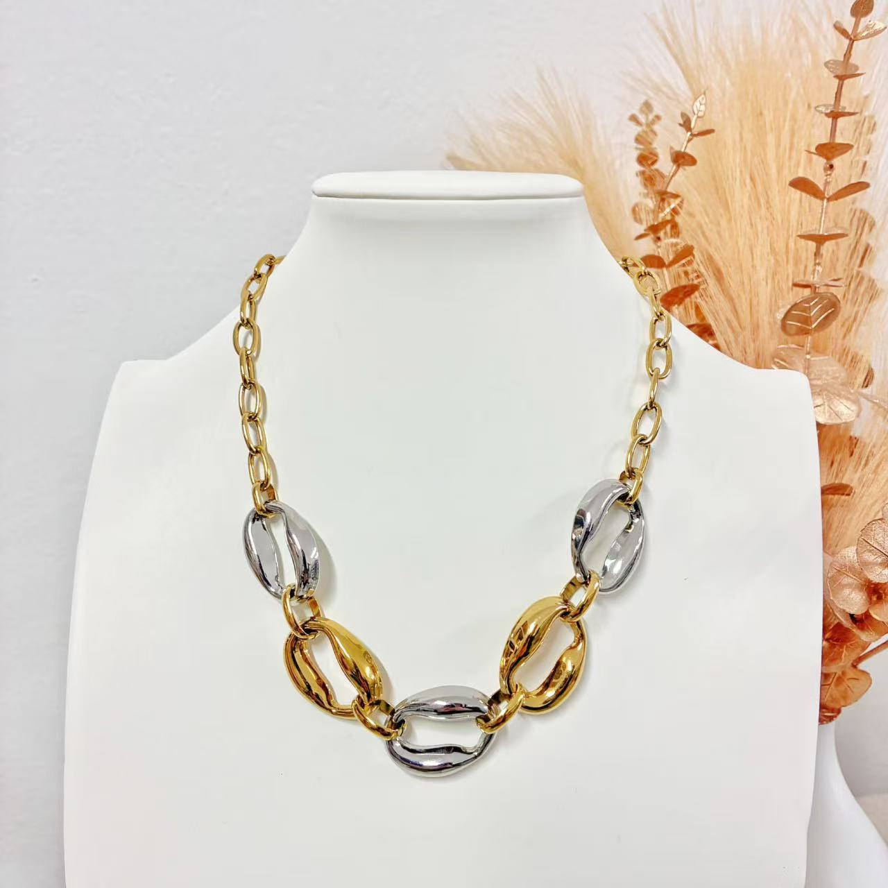 Collana “Archi Fusi” – Maglie Bicolore dal Design Scultoreo