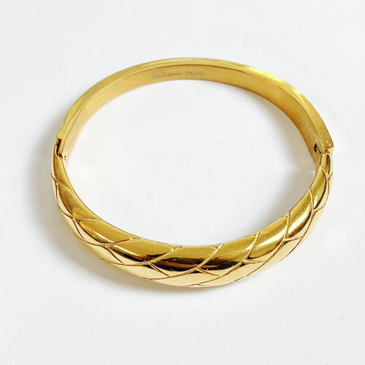 Bracciale Rigido “Intreccio Dorato” – Eleganza Classica e Carattere Deciso