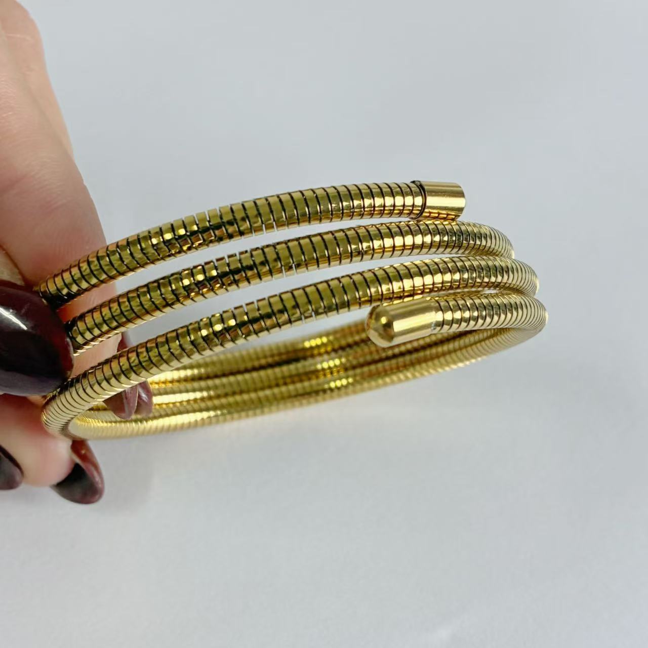 Bracciale “Spira” – Energia e Design Dinamico